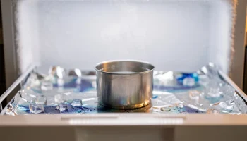 Elimina el hielo del congelador w kilka minut dzięki prostemu trikowi z folią aluminiową