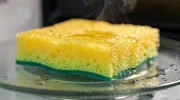 Twoja gąbka kuchenna to siedlisko bakterii. Ten 2-minutowy trik w mikrofali rozwiąże problem